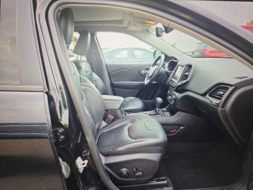 Used 2019 Jeep Cherokee Trailhawk AWD/4WD image 13