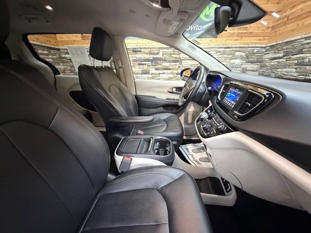Used 2018 Chrysler Pacifica Touring-L FWD image 17