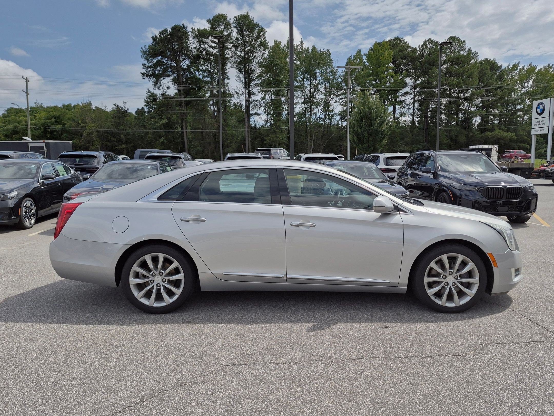 Used 2017 Cadillac XTS Luxury AWD/4WD image 2