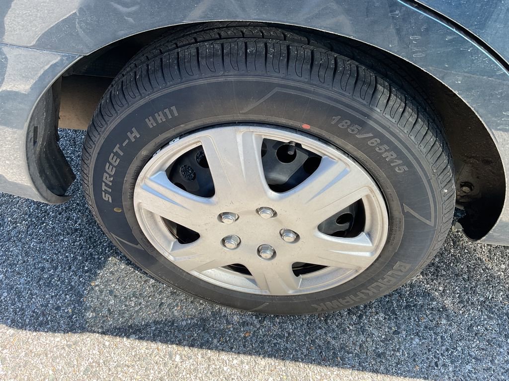 Used 2015 Nissan Versa SV image 9