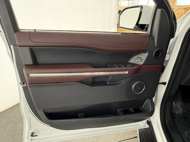 Used 2023 Ford Expedition Limited image 8