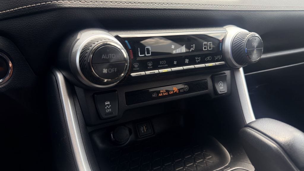 Used 2025 Toyota RAV4 XLE FWD image 16