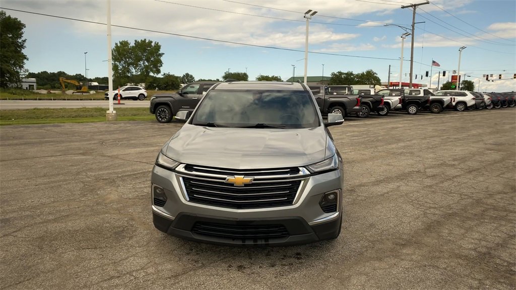 Used 2023 Chevrolet Traverse LT image 3