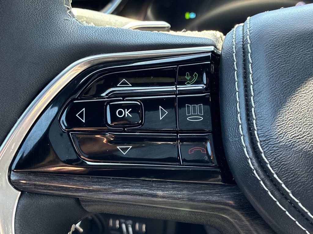 Used 2023 Jeep Grand Cherokee Overland w/ Luxury Tech Group IV AWD/4WD image 28