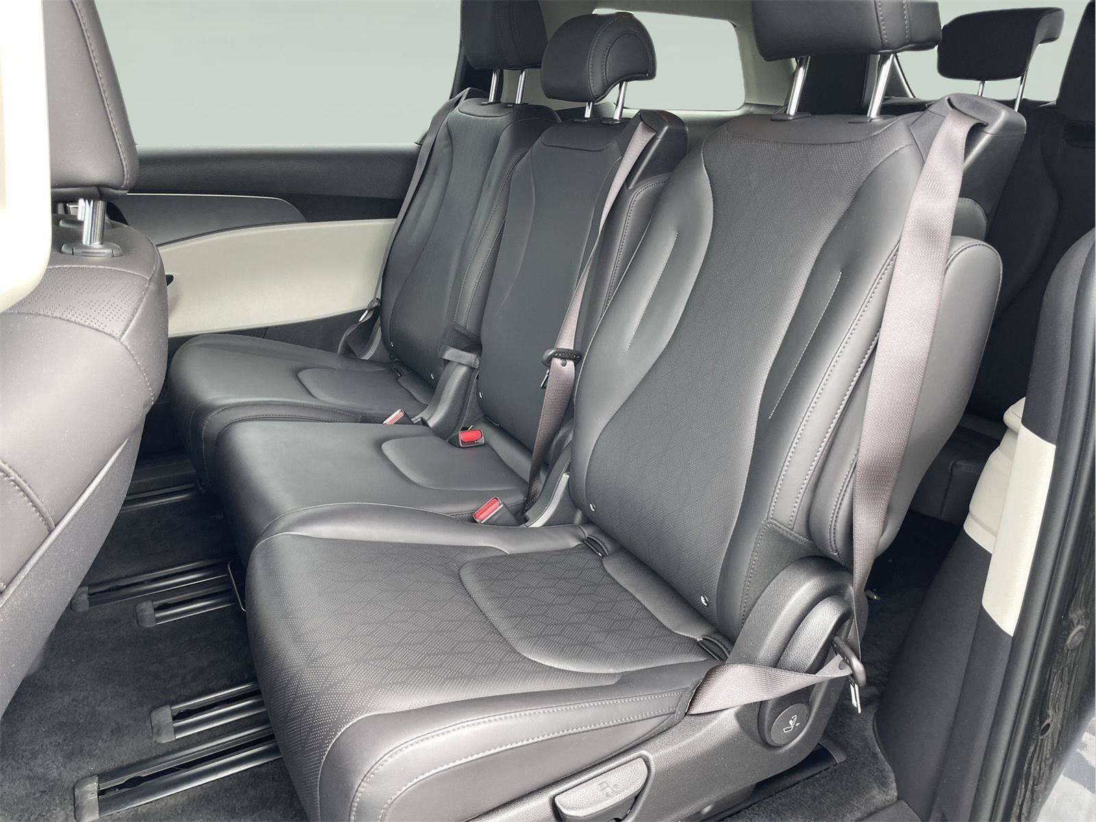 Used 2024 Kia Carnival LX FWD image 14