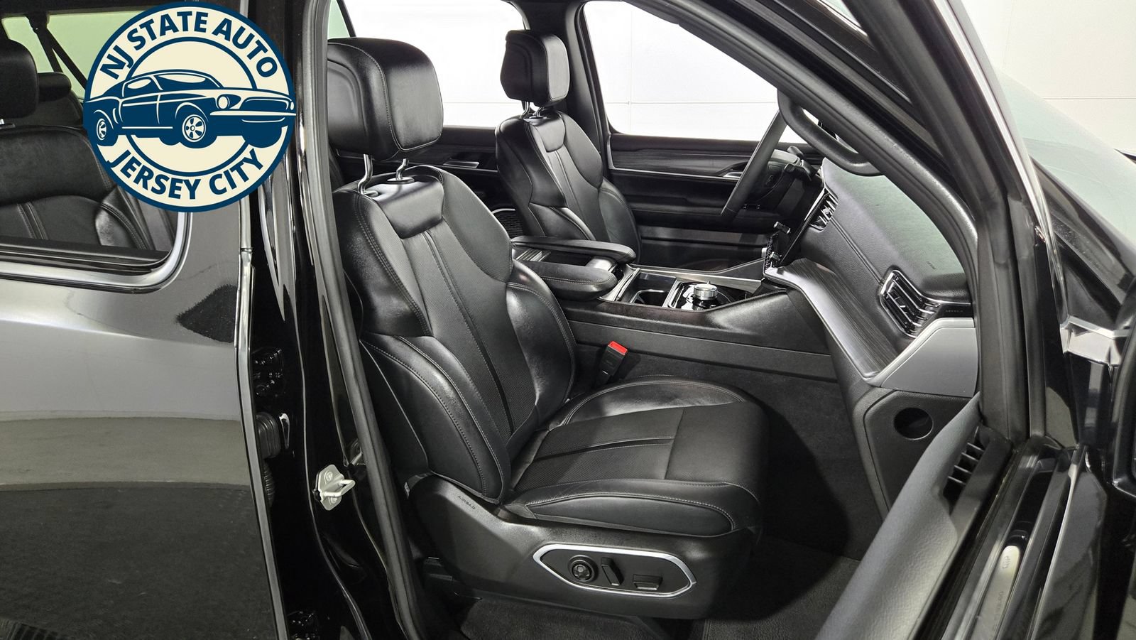 Used 2024 Jeep Wagoneer L Series II w/ Flexible Seating Group AWD/4WD image 43