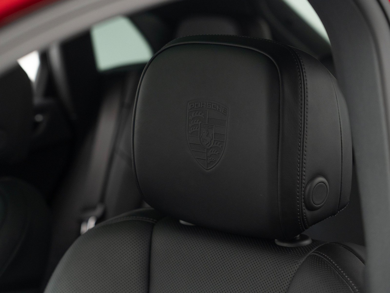 Certified 2025 Porsche Macan AWD/4WD image 18