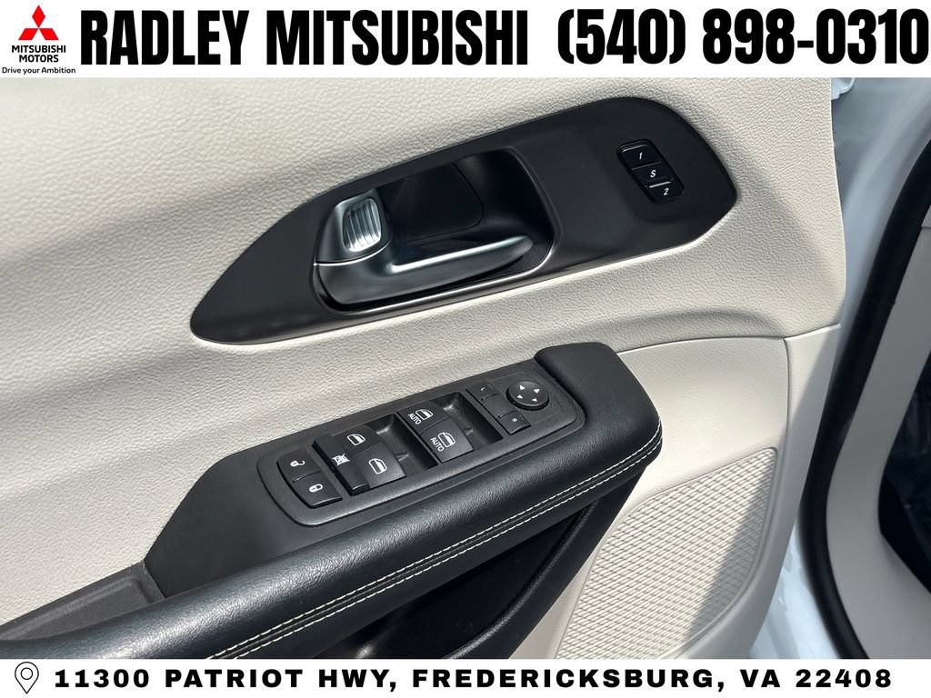 Used 2022 Chrysler Pacifica Touring-L FWD image 5