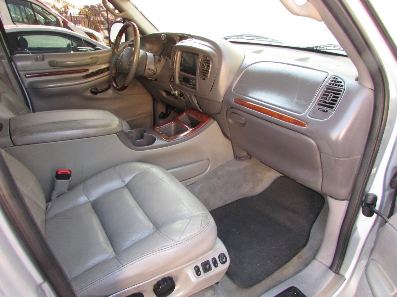 Used 2000 Lincoln Navigator 4WD image 16