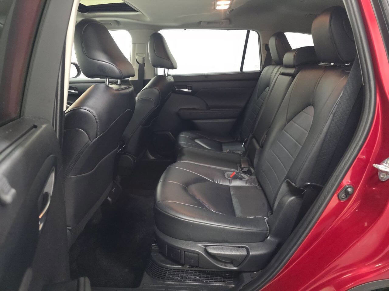 Used 2023 Toyota Highlander XLE image 9