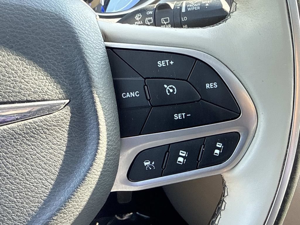 Used 2017 Chrysler Pacifica Limited FWD image 20