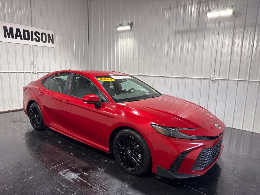 Used 2025 Toyota Camry SE FWD image 4