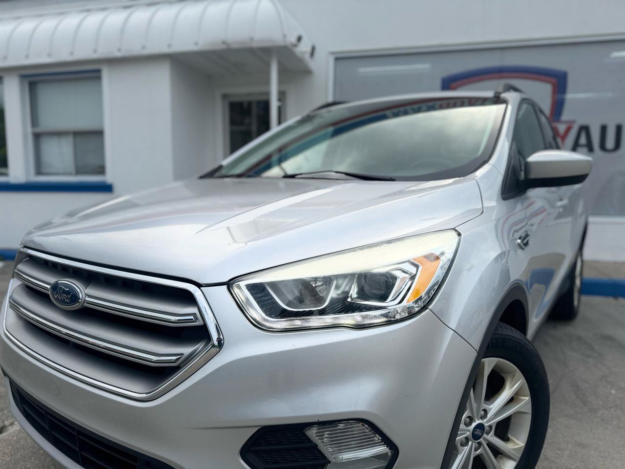 Used 2017 Ford Escape SE w/ Equipment Group 201A FWD image 3