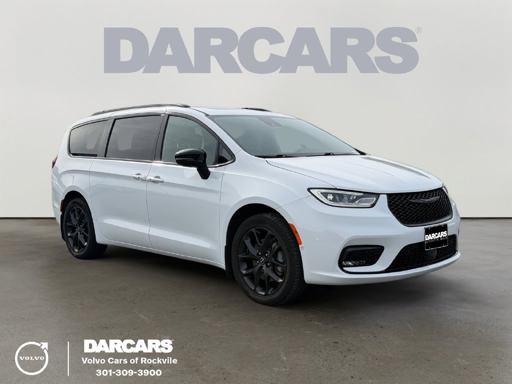 Used 2026 Chrysler Pacifica Limited w/ Uconnect Theater Family Group