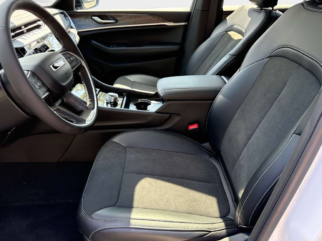 New 2027 Jeep Grand Cherokee Altitude AWD/4WD image 15