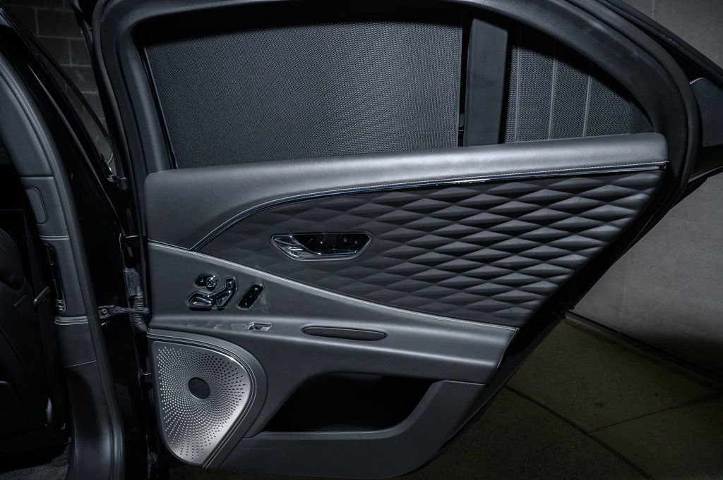 Used 2022 Bentley Flying Spur Plug-In Hybrid AWD/4WD image 32