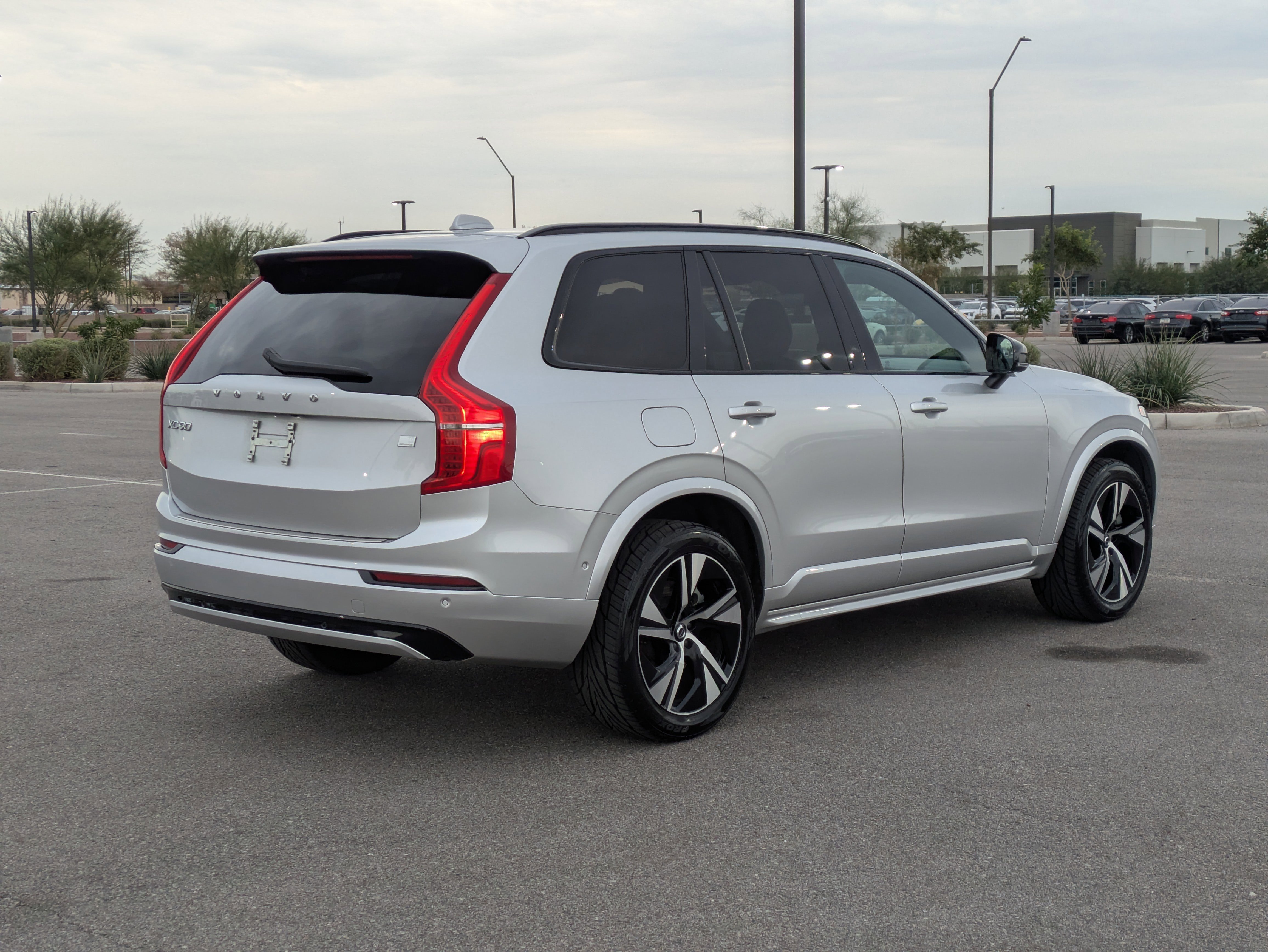 Used 2022 Volvo XC90 T8 R-Design w/ Advanced Package image 5