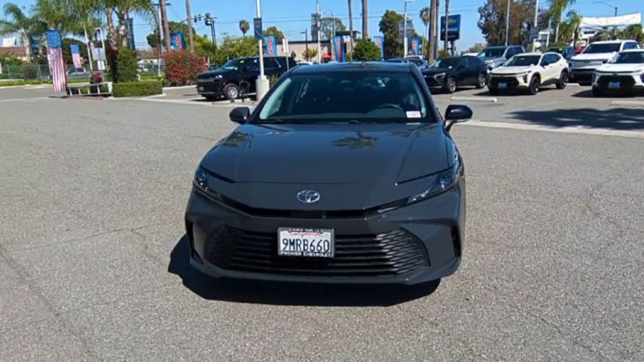 Used 2025 Toyota Camry LE image 3