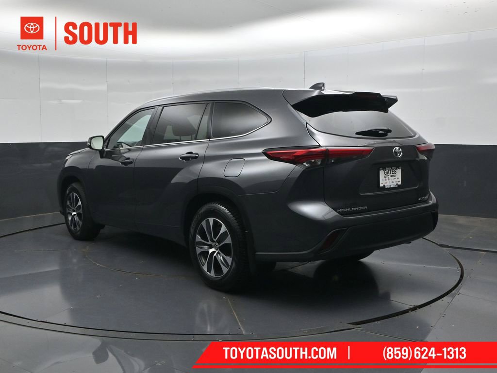 Used 2022 Toyota Highlander XLE AWD/4WD image 8