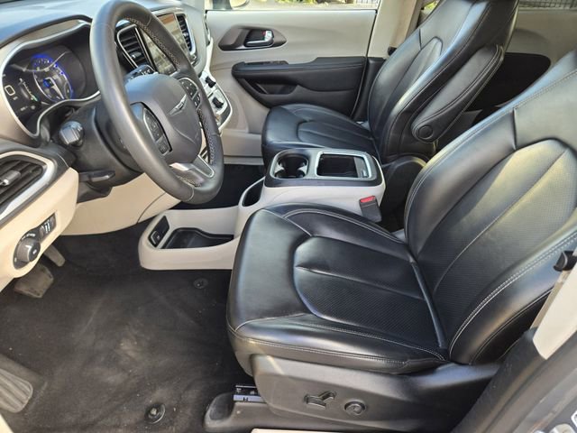 Used 2023 Chrysler Pacifica Touring-L FWD image 16