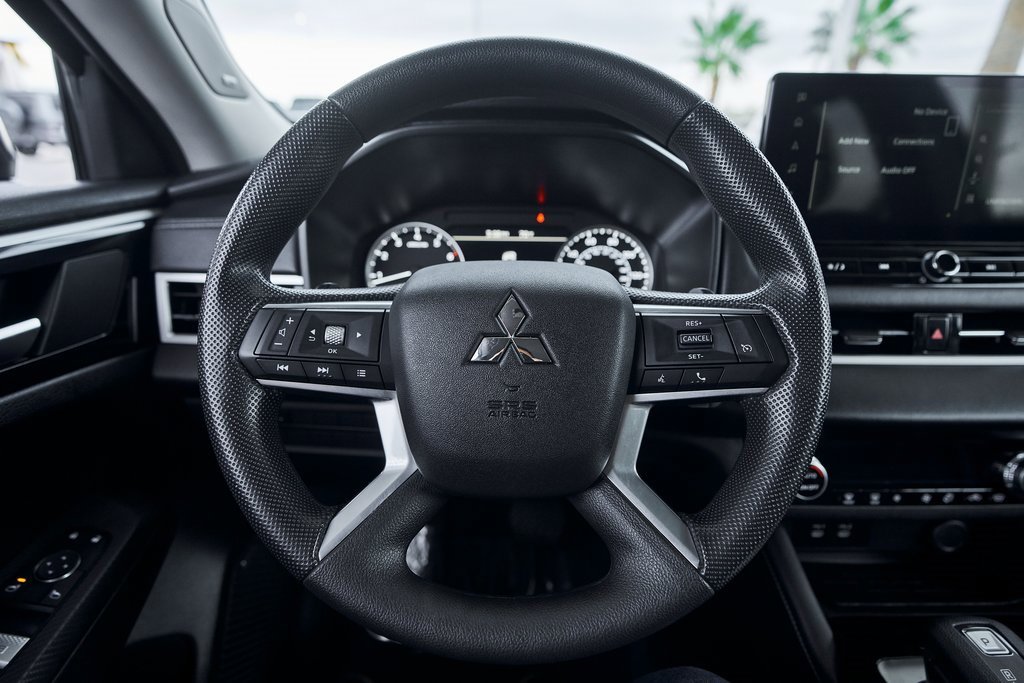 Used 2025 Mitsubishi Outlander ES image 41