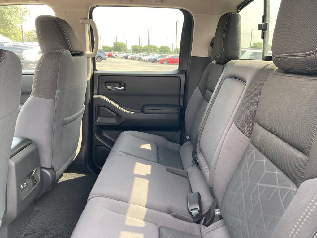 Used 2025 Nissan Frontier SV w/ SV Convenience Package RWD image 11