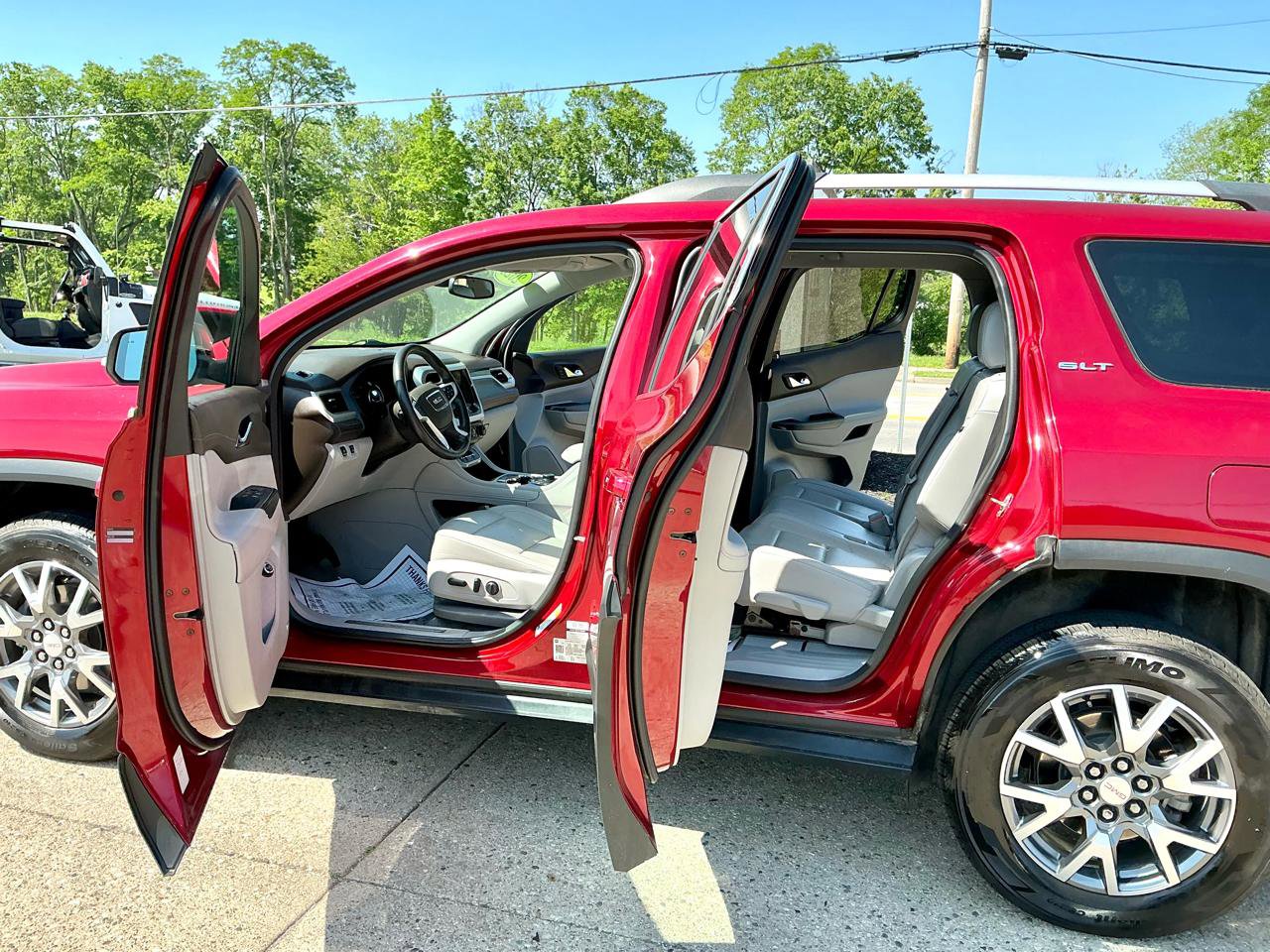 Used 2023 GMC Acadia SLT FWD image 9