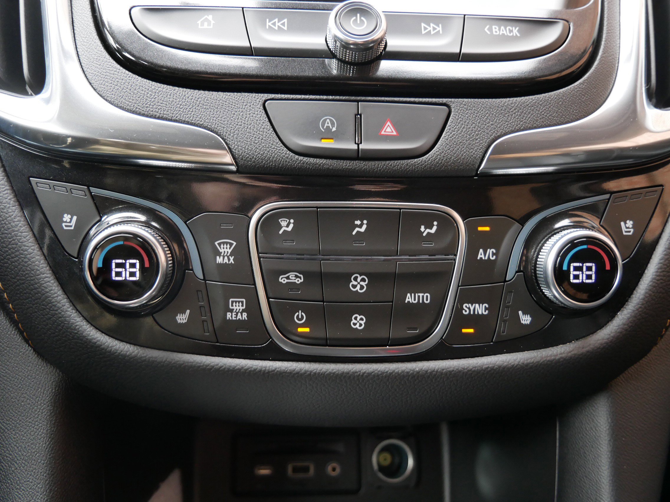 Used 2023 Chevrolet Equinox Premier image 19