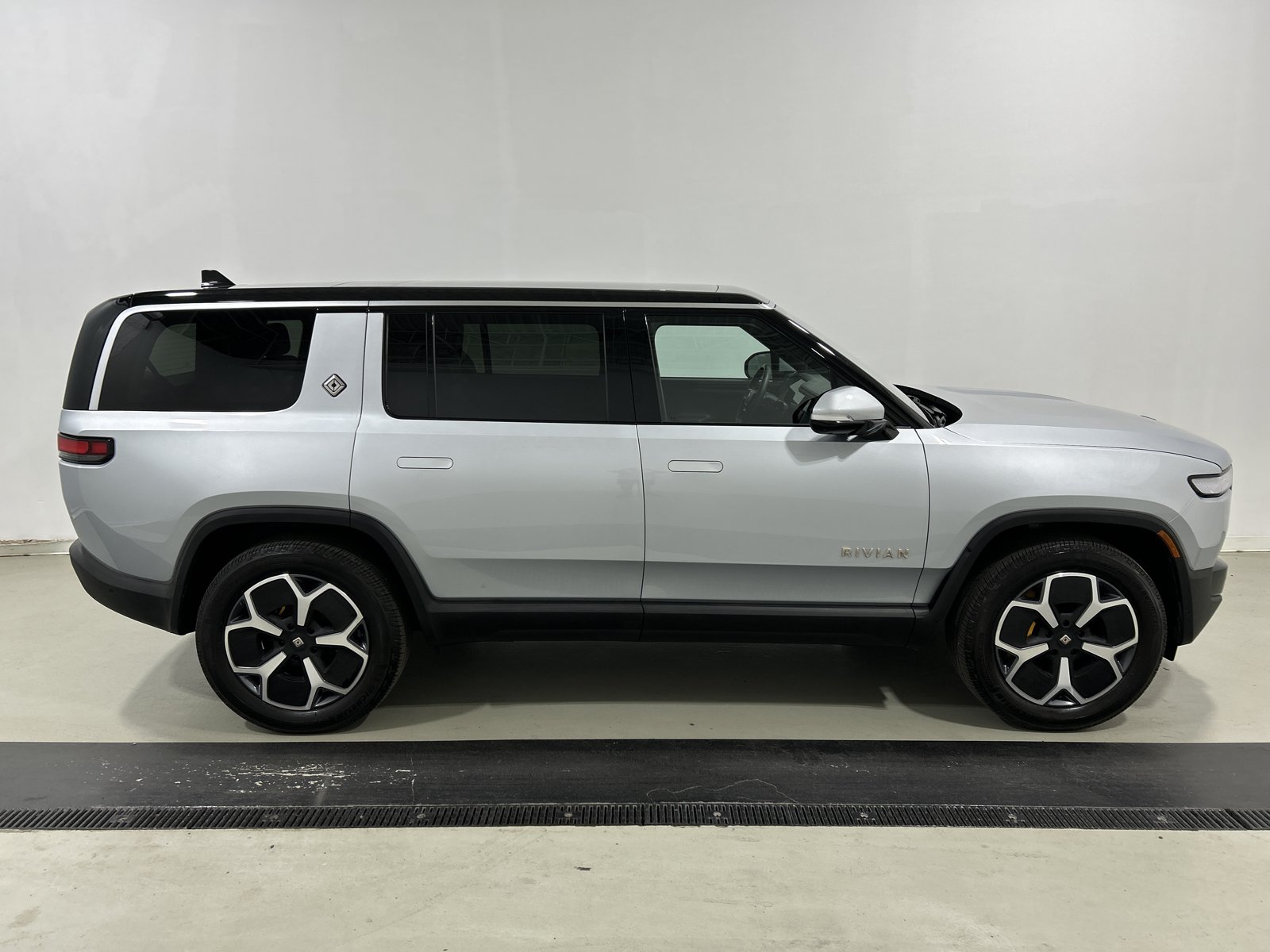 Used 2024 Rivian R1S Adventure AWD/4WD image 2