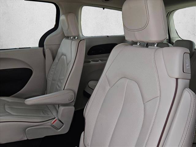 Used 2019 Chrysler Pacifica Limited w/ Tire & Wheel Group FWD image 15