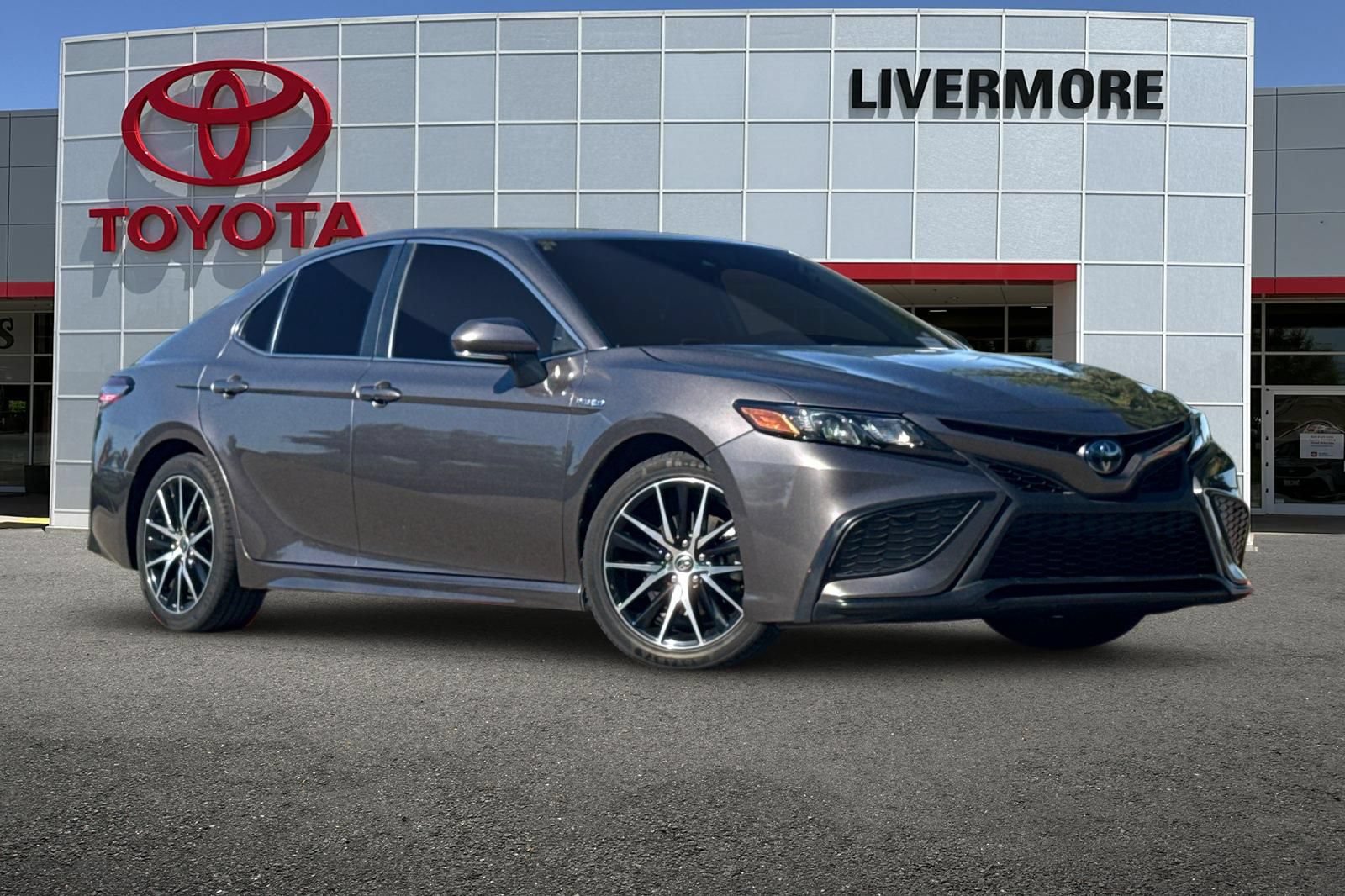 Used 2021 Toyota Camry SE w/ Cold Weather Package FWD image 2
