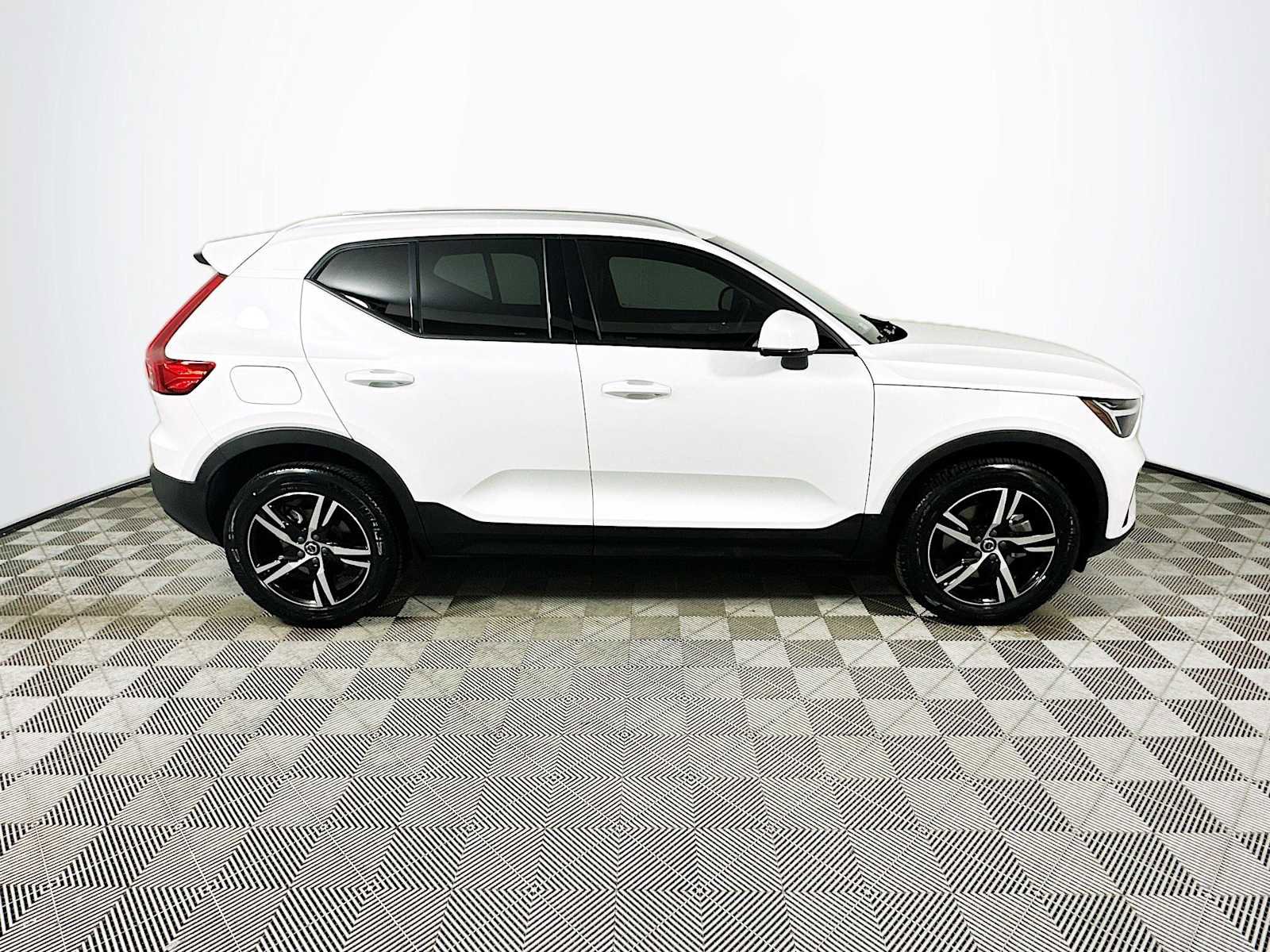 Used 2023 Volvo XC40 B4 Core w/ Convenience Package image 8