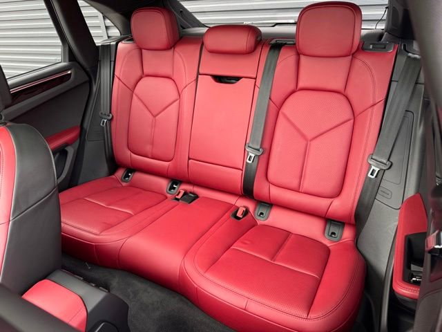 Certified 2025 Porsche Macan AWD/4WD image 31