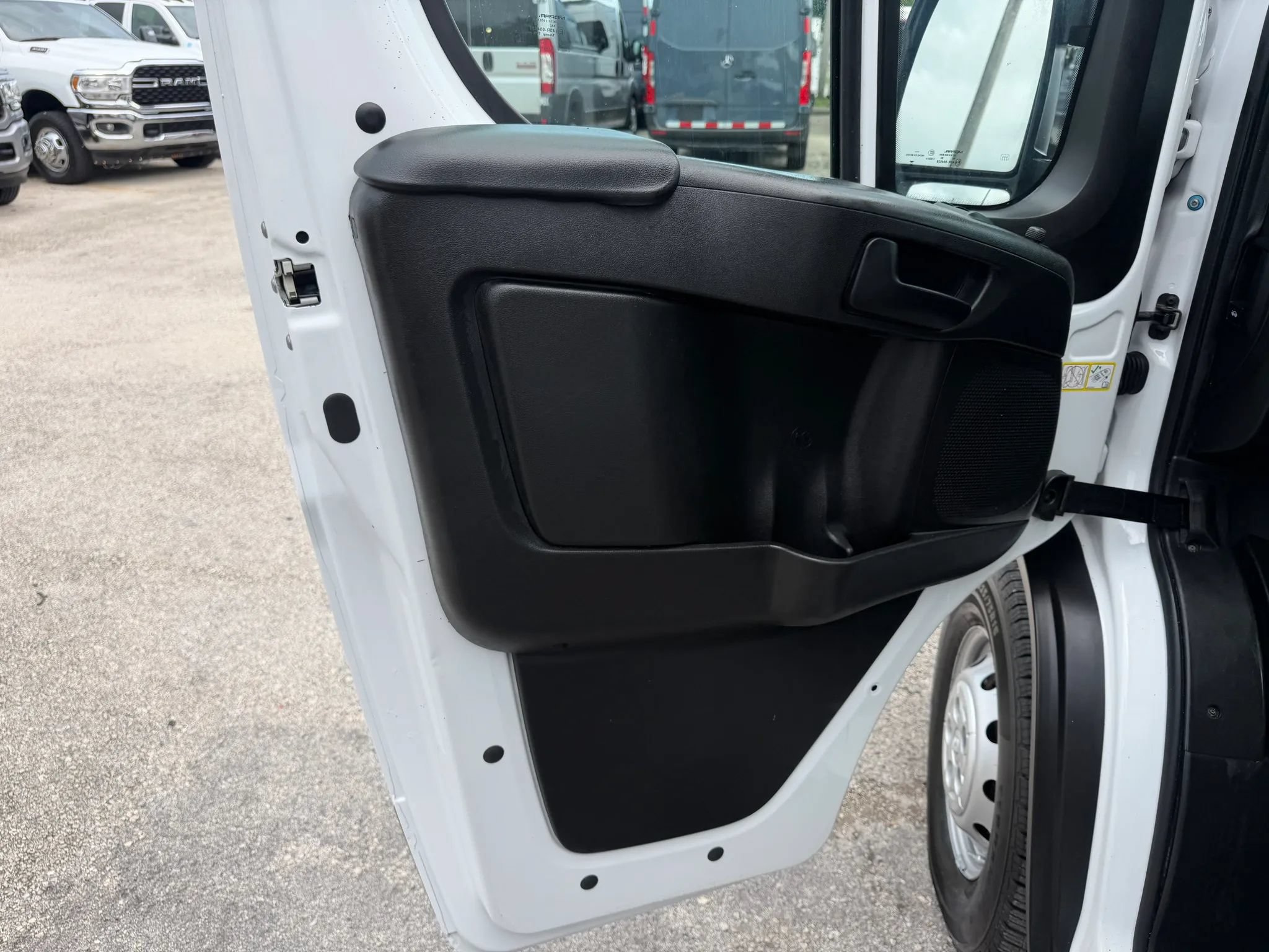 Used 2024 RAM ProMaster 2500 w/ Convenience Group FWD image 6
