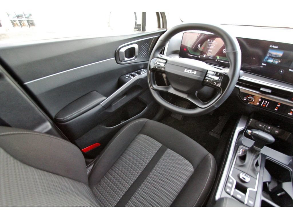 Certified 2026 Kia Sorento LX FWD image 9