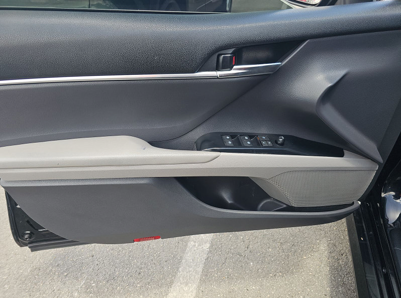 Used 2020 Toyota Camry LE FWD image 12