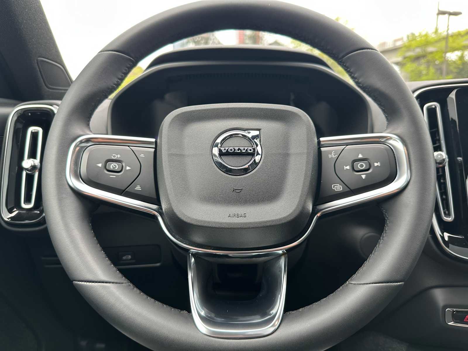Used 2023 Volvo XC40 Recharge Plus w/ Protection Package Premier AWD/4WD image 23