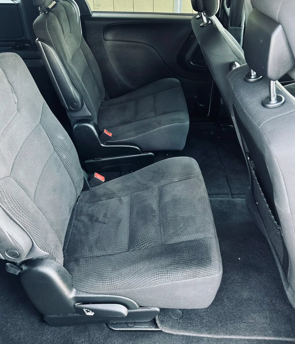 Used 2018 Dodge Grand Caravan SE FWD image 23