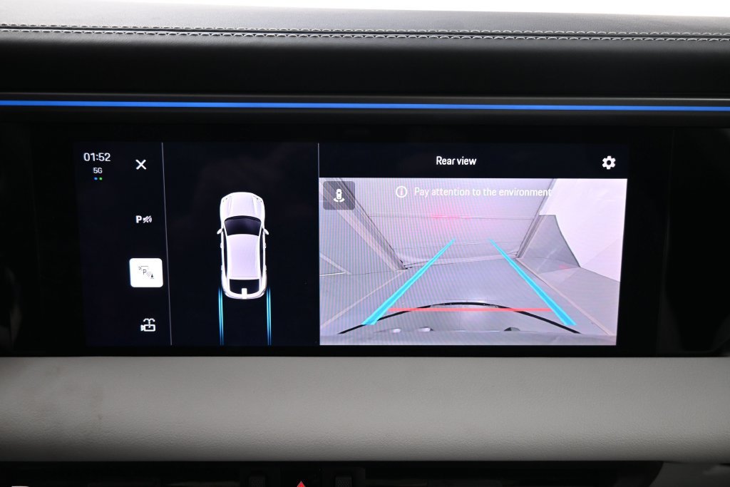 Certified 2025 Porsche Macan Electric RWD image 20