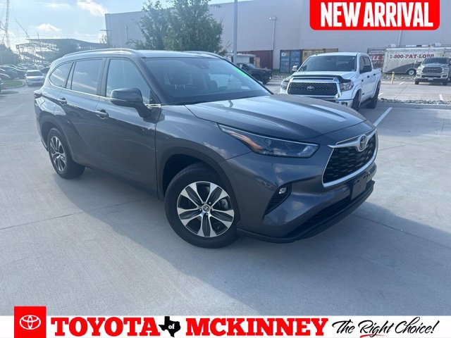 Certified 2025 Toyota Highlander XLE FWD image 1