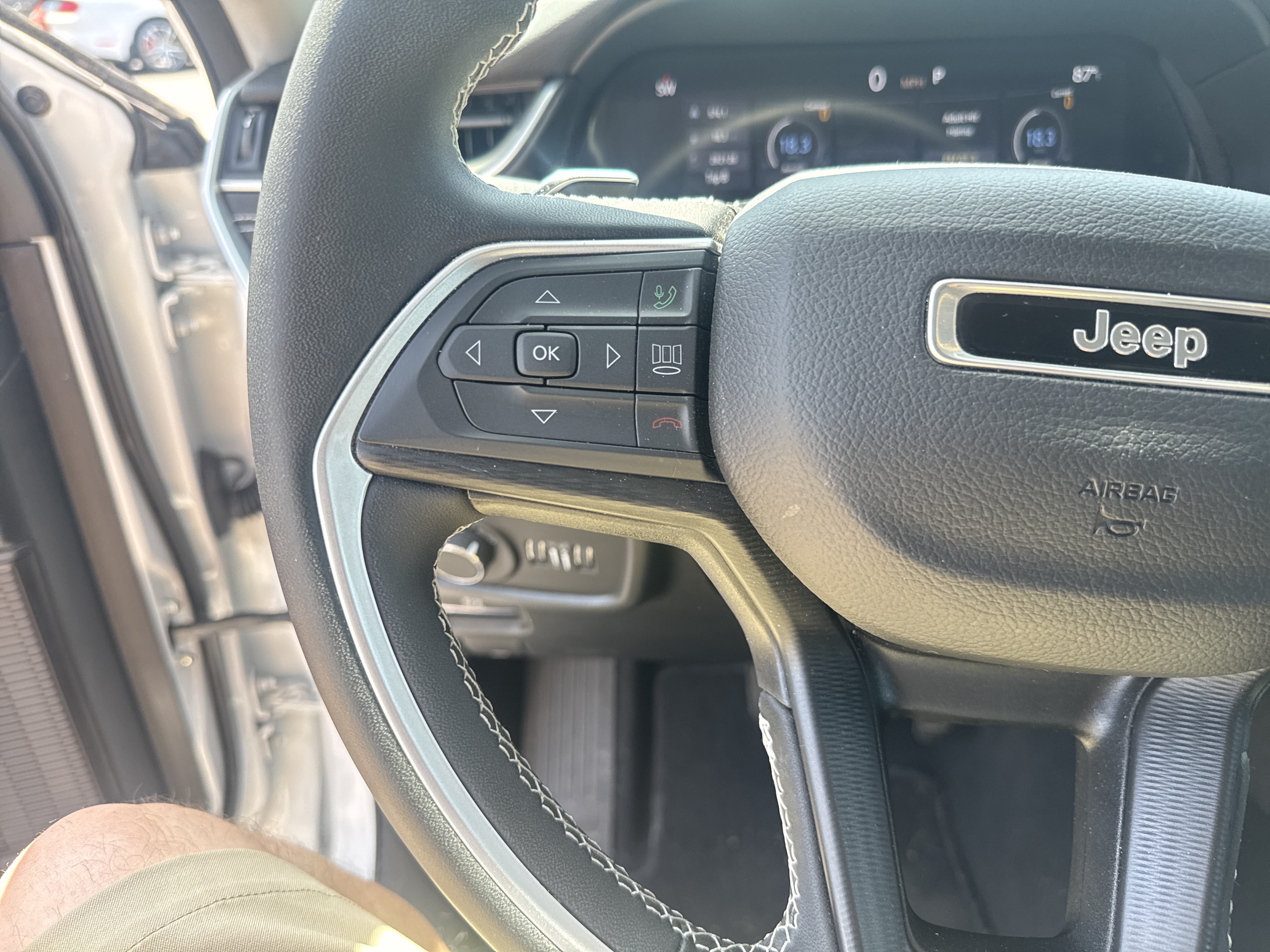 Used 2023 Jeep Grand Cherokee Laredo AWD/4WD image 18