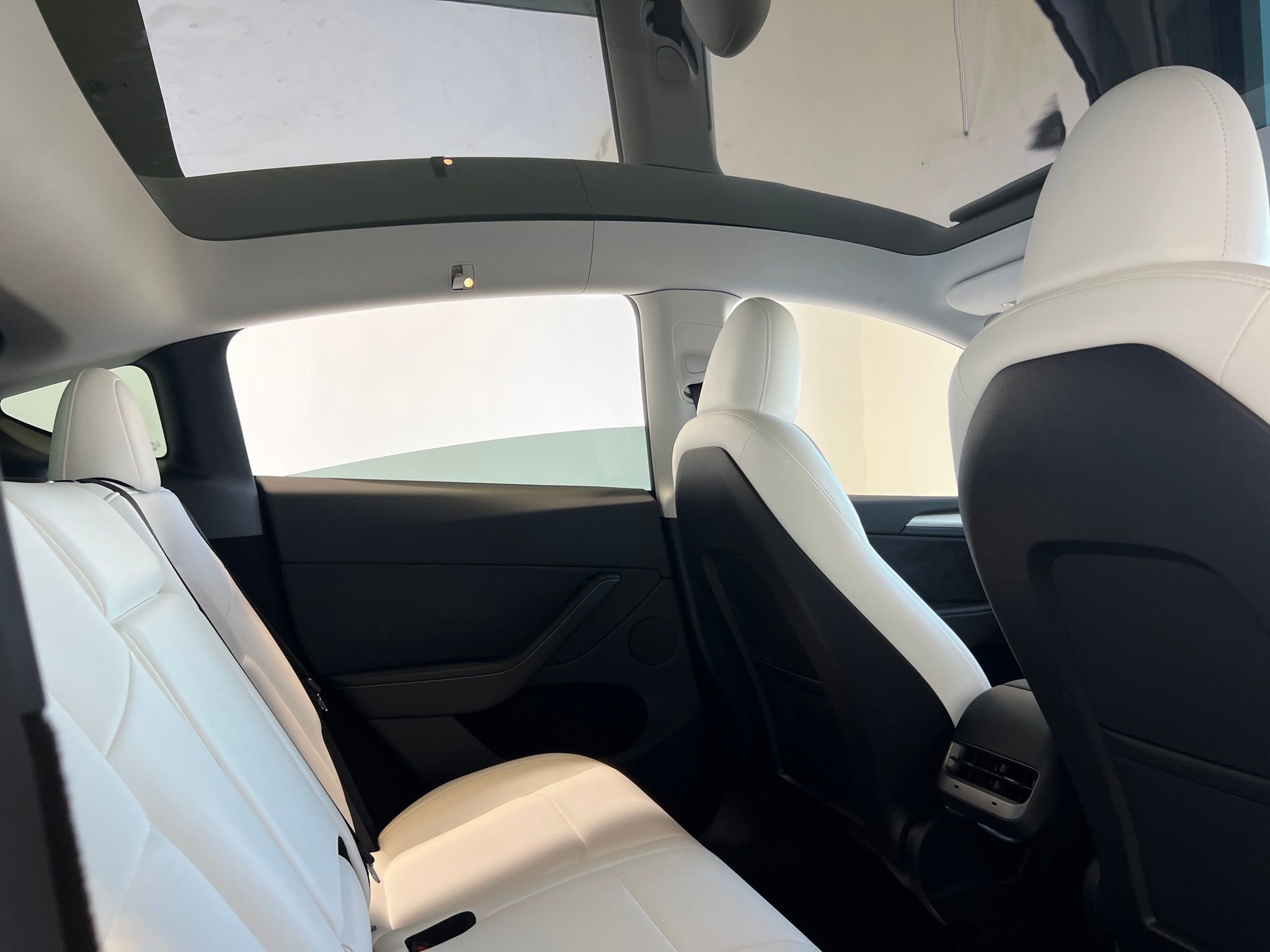 Used 2024 Tesla Model Y Performance image 22
