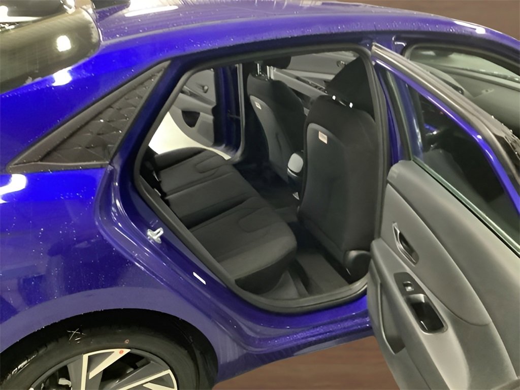 Used 2025 Hyundai Elantra Sport image 13