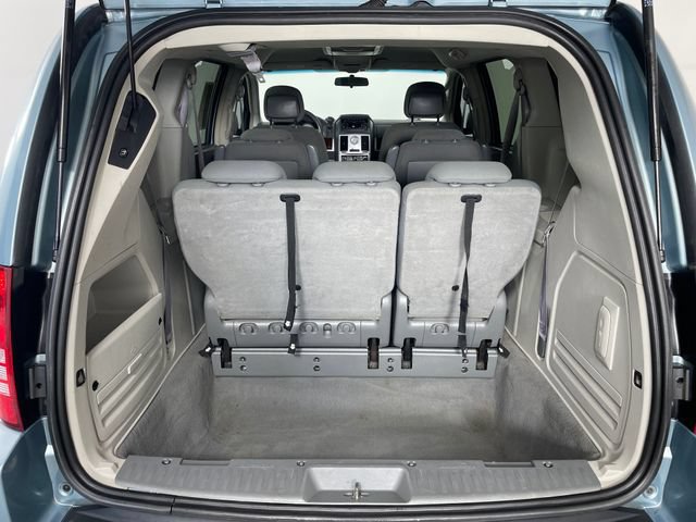 Used 2010 Chrysler Town & Country Touring FWD image 15