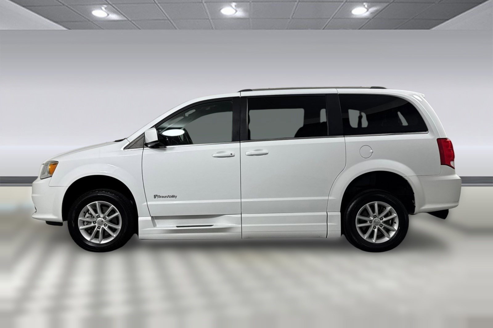 Used 2019 Dodge Grand Caravan SXT image 2