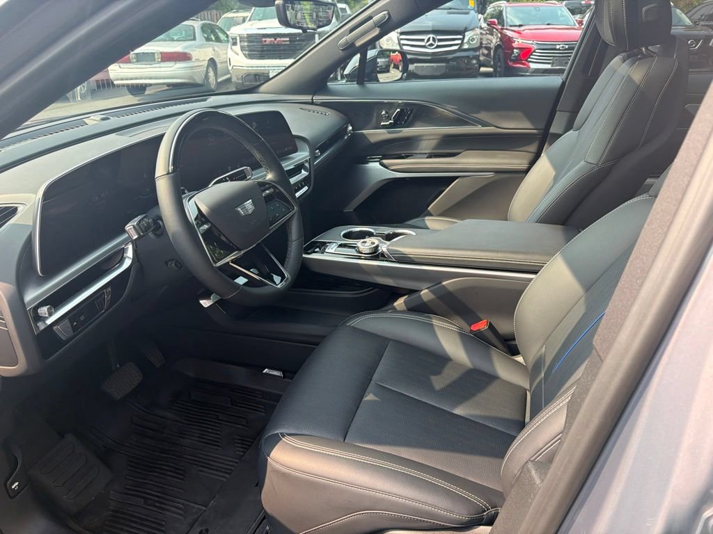 Used 2025 Cadillac Lyriq Luxury w/ LPO, Floor Liner Package AWD/4WD image 19