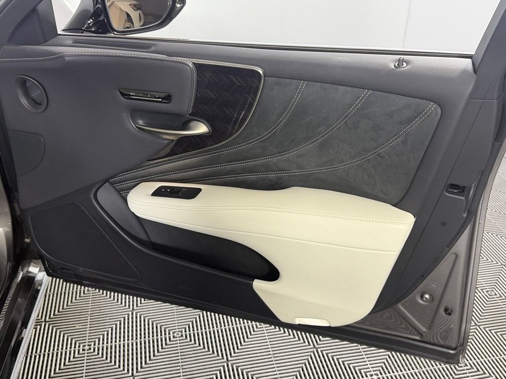 Used 2023 Lexus LS 500 w/ Interior Upgrade Package RWD image 32