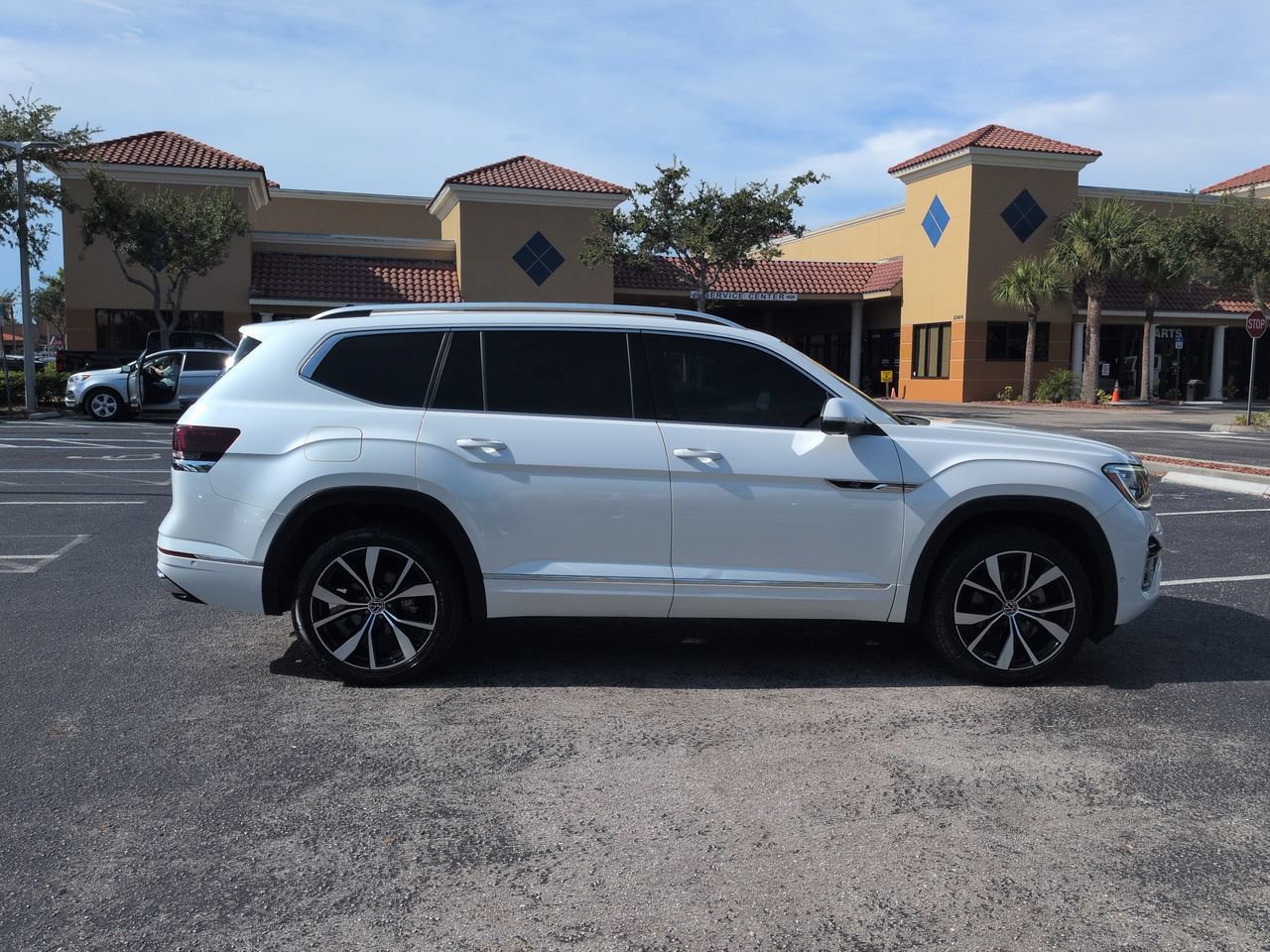 Used 2024 Volkswagen Atlas SEL Premium R-Line AWD/4WD image 3