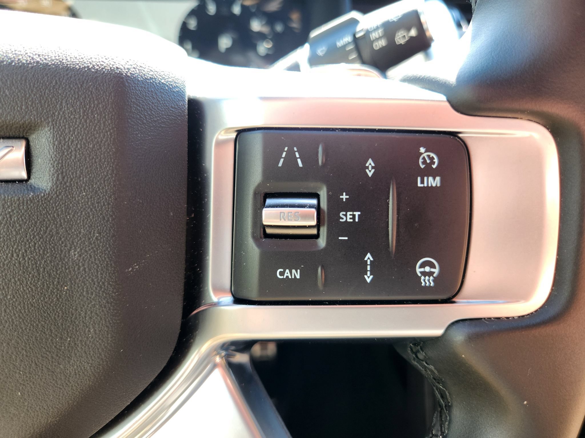 Used 2025 Land Rover Discovery Dynamic SE AWD/4WD image 33