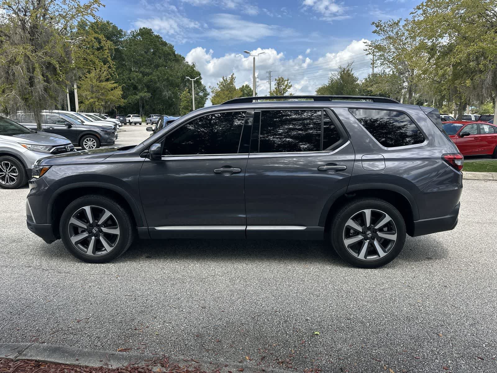 Used 2025 Honda Pilot Touring image 3